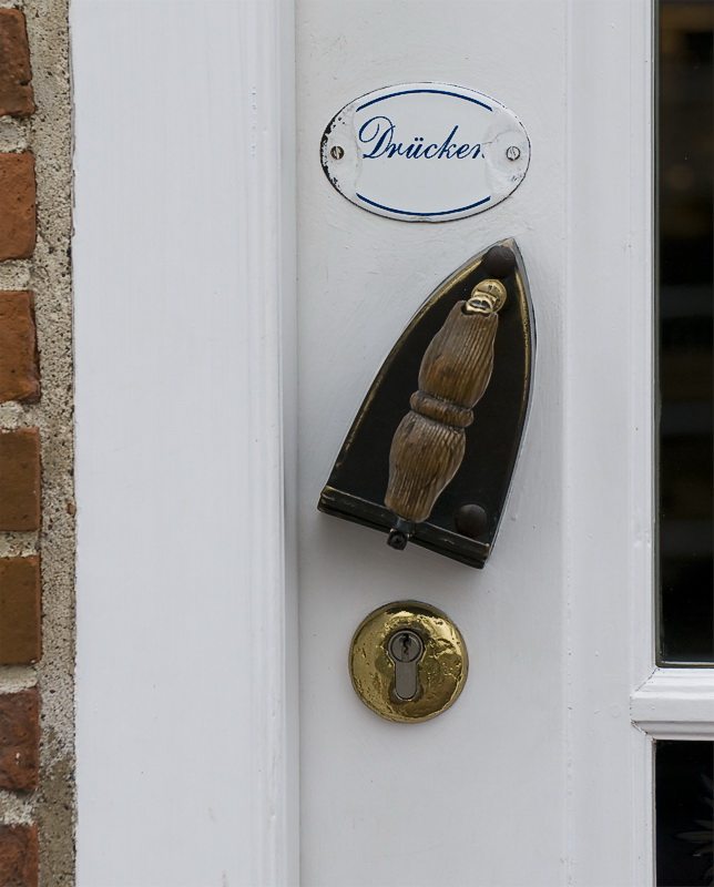 Türen D35_6079 als Smart-Objekt-1.jpg - Tolle Idee ein Bügeleisen als Türklinke  - Heute haben wir schon zum zweiten mal den Inhalt der Schränke im Wohnmobil umgeräumt, ist halt ne Jungferfahrt.